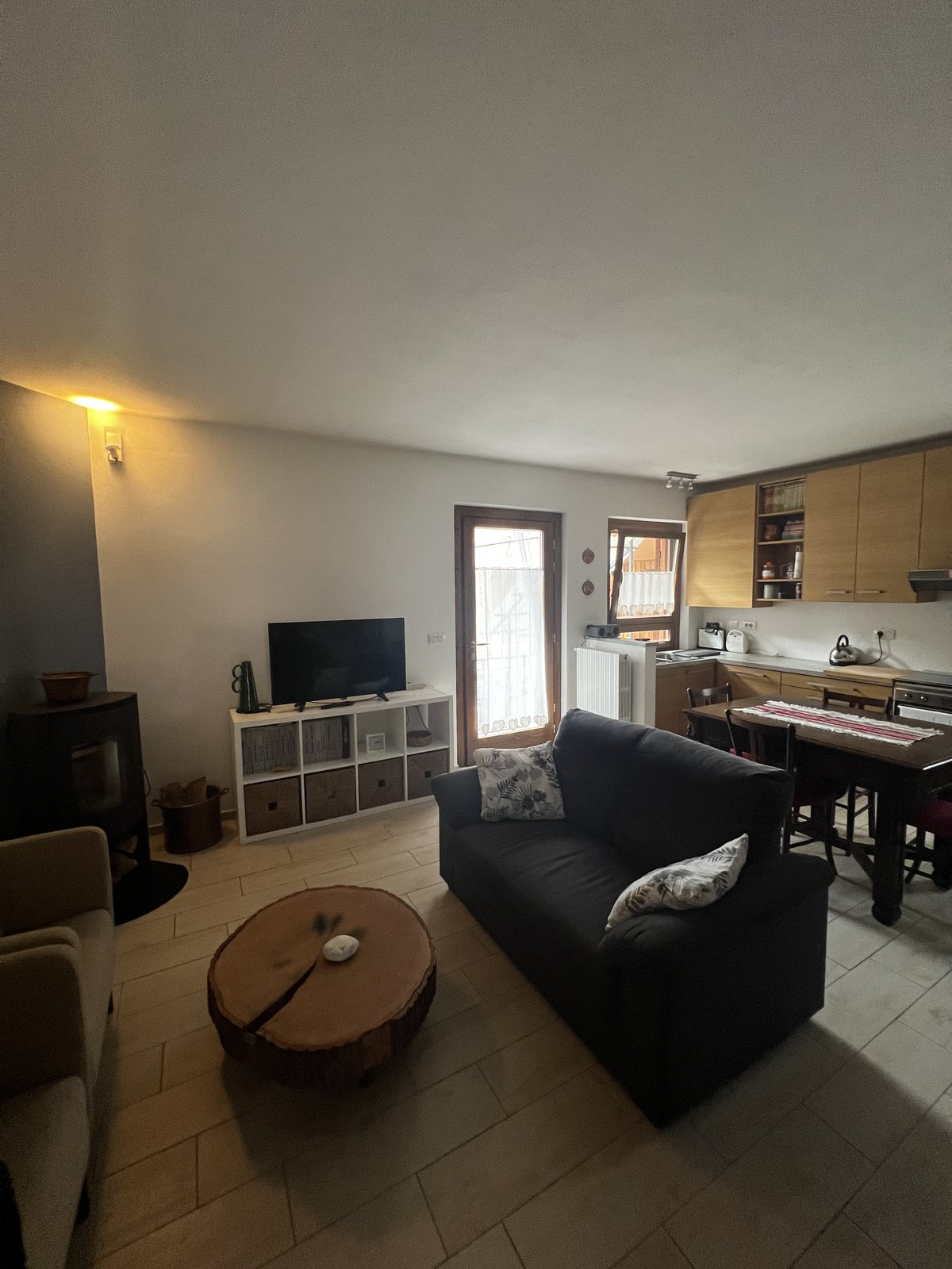 Cucina con tavolo