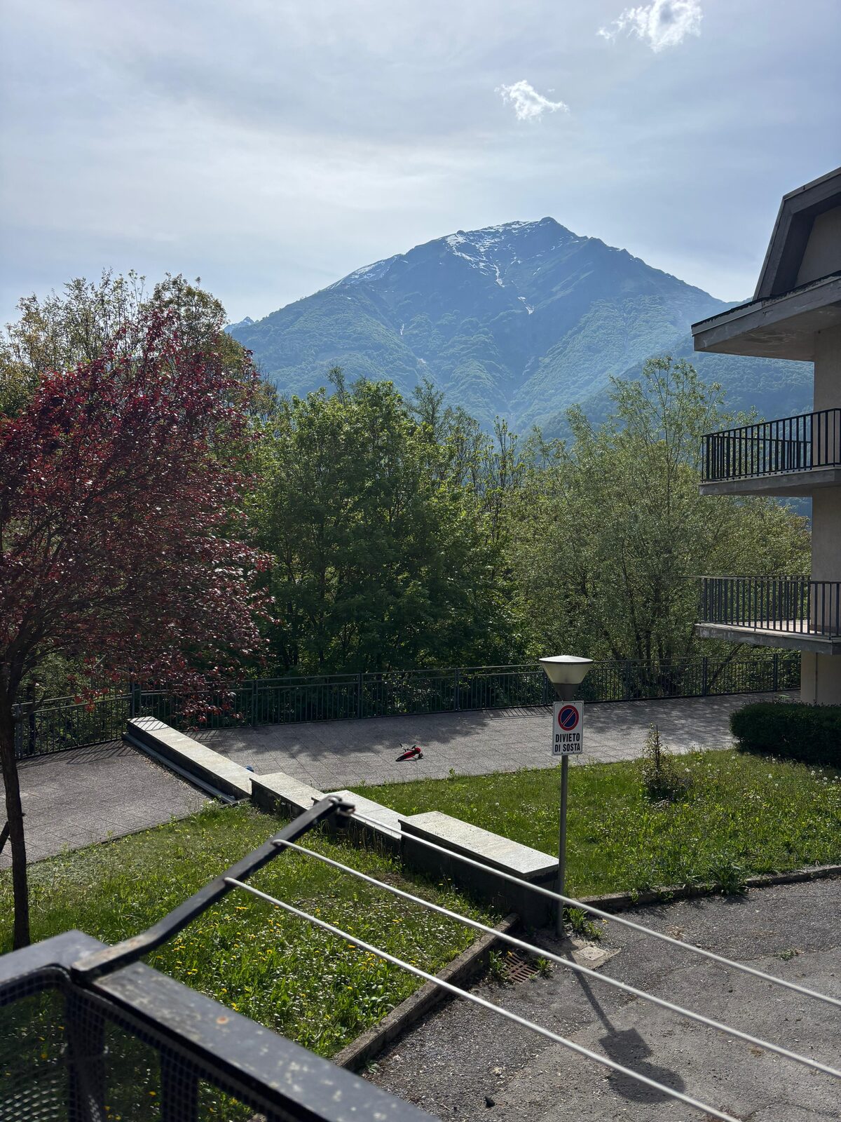 Vista sui monti dalla finestra