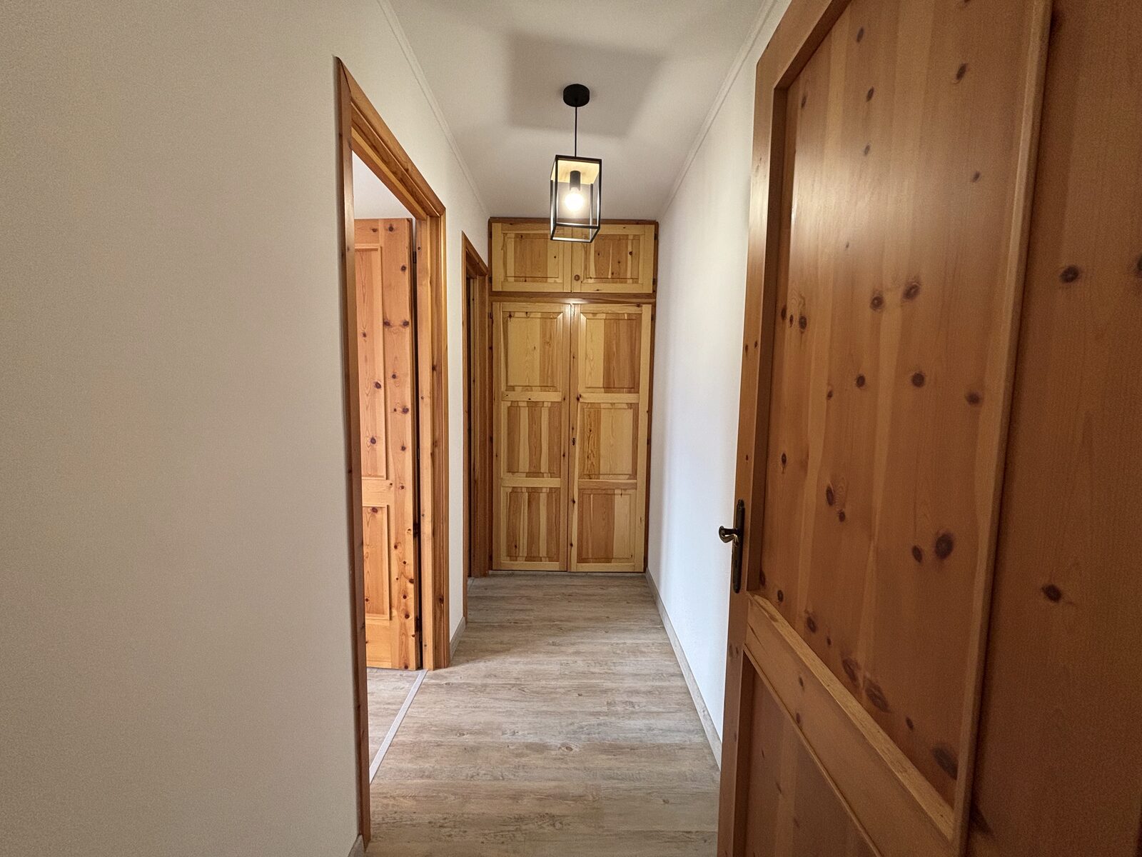Open-space con LED a soffitto