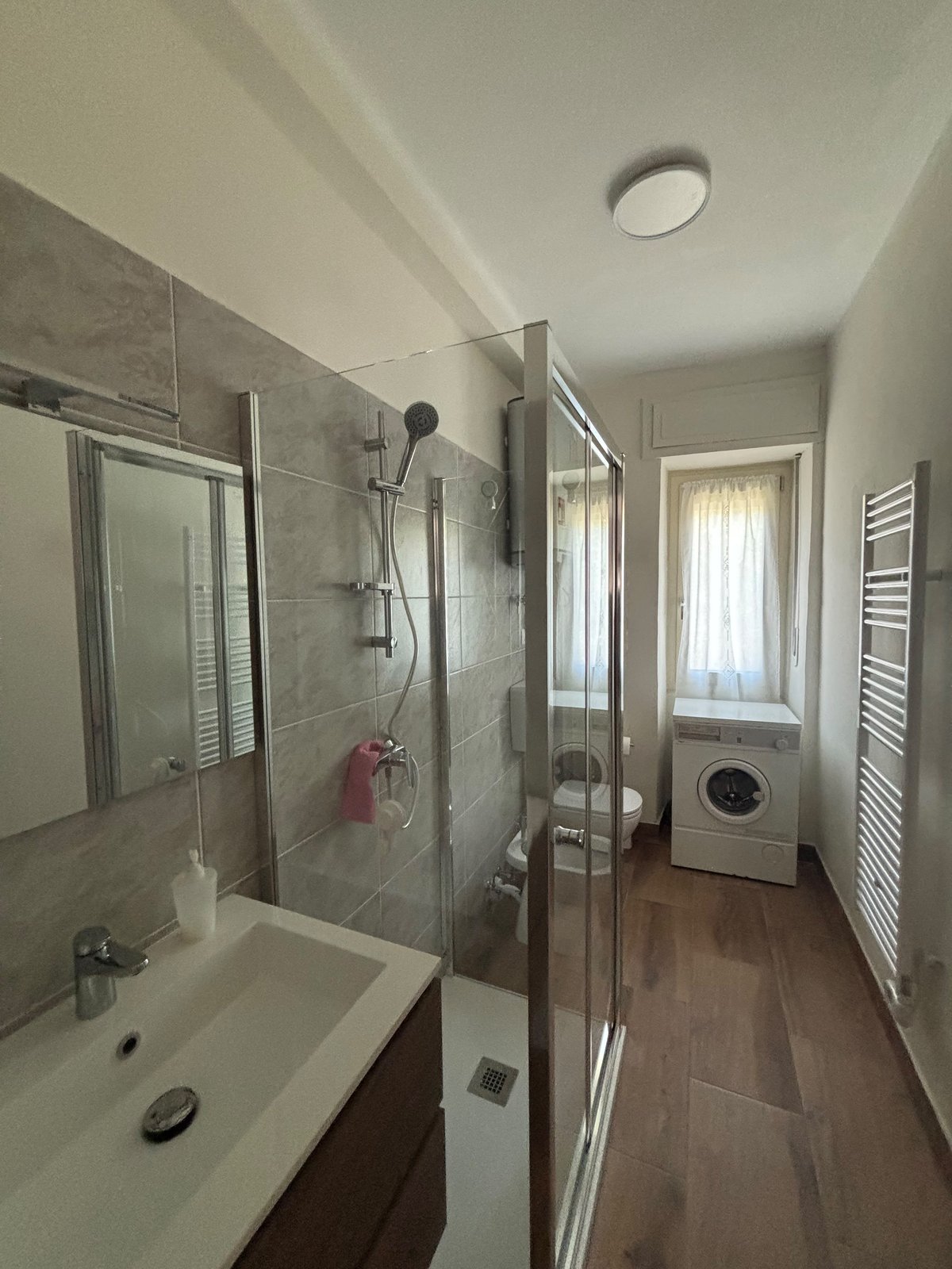 Bagno moderno con doccia