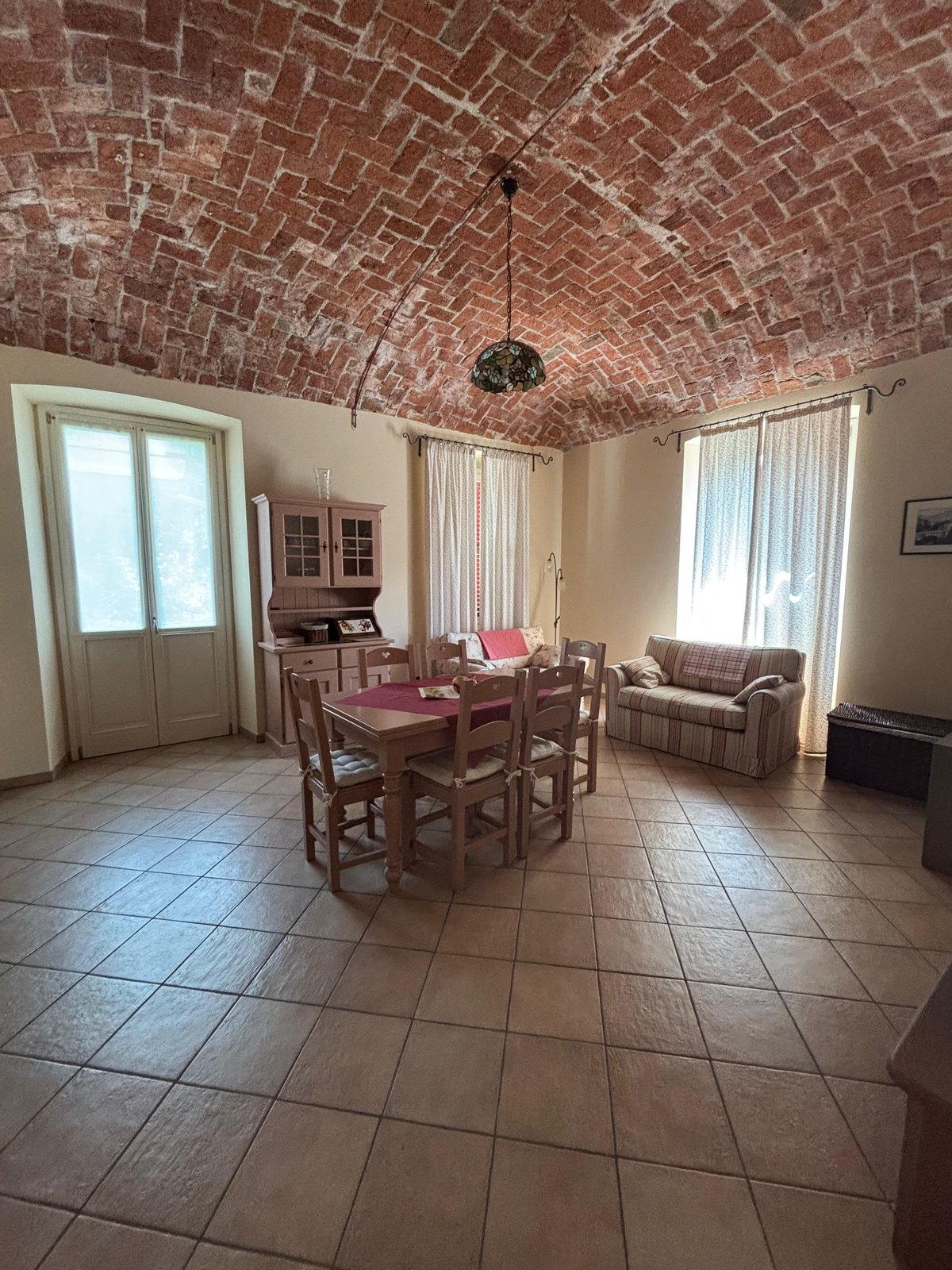 Salotto con soffitto a volta in mattoni