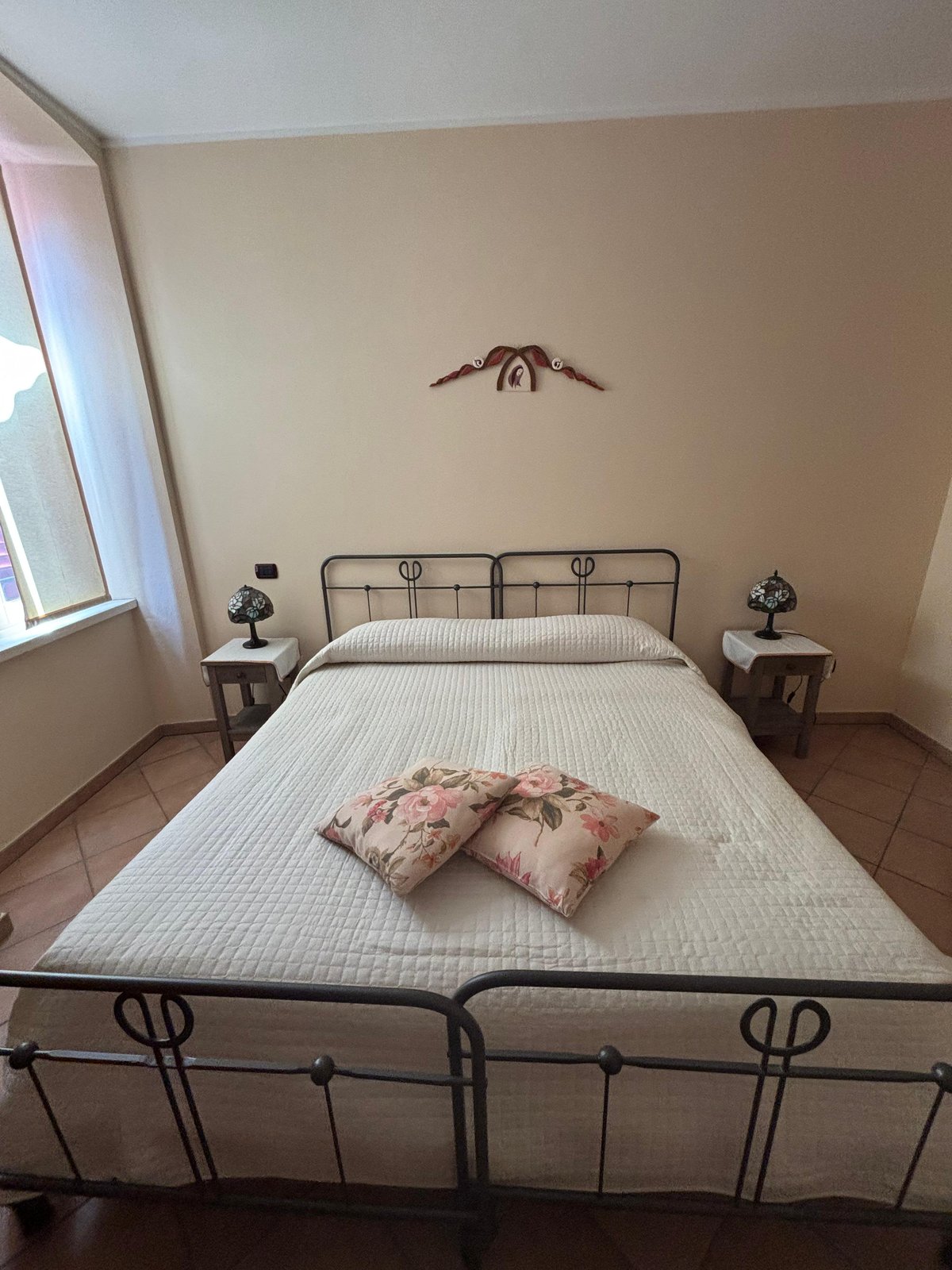 Camera matrimoniale con letto in ferro