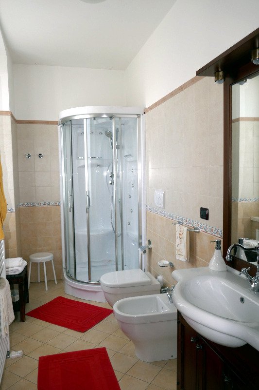 Bagno con doccia idromassaggio