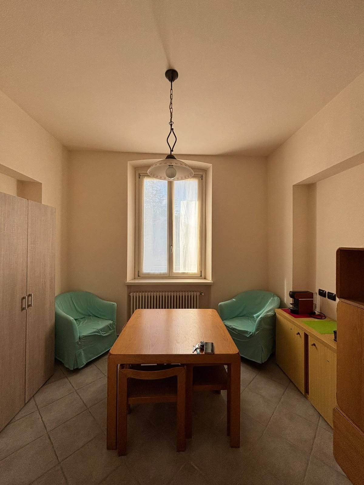 Salotto con poltrone verdi