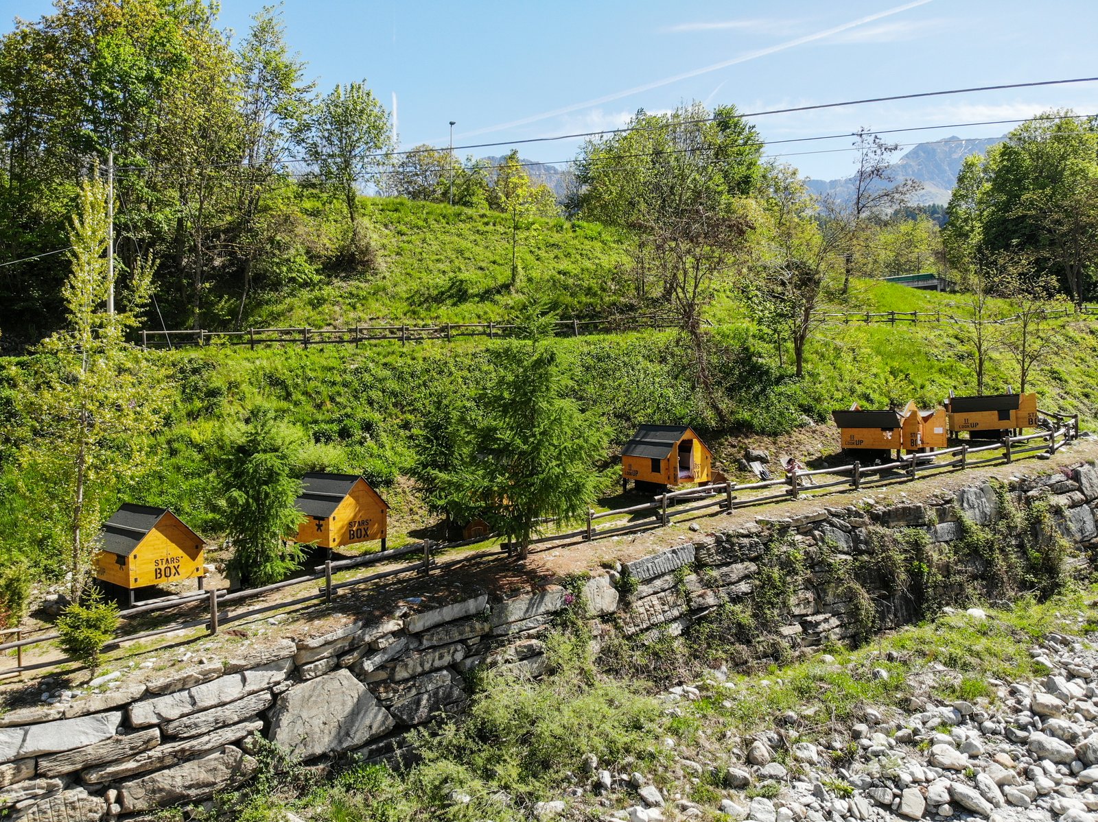 Le sei Starbox allineate ai piedi della montagna