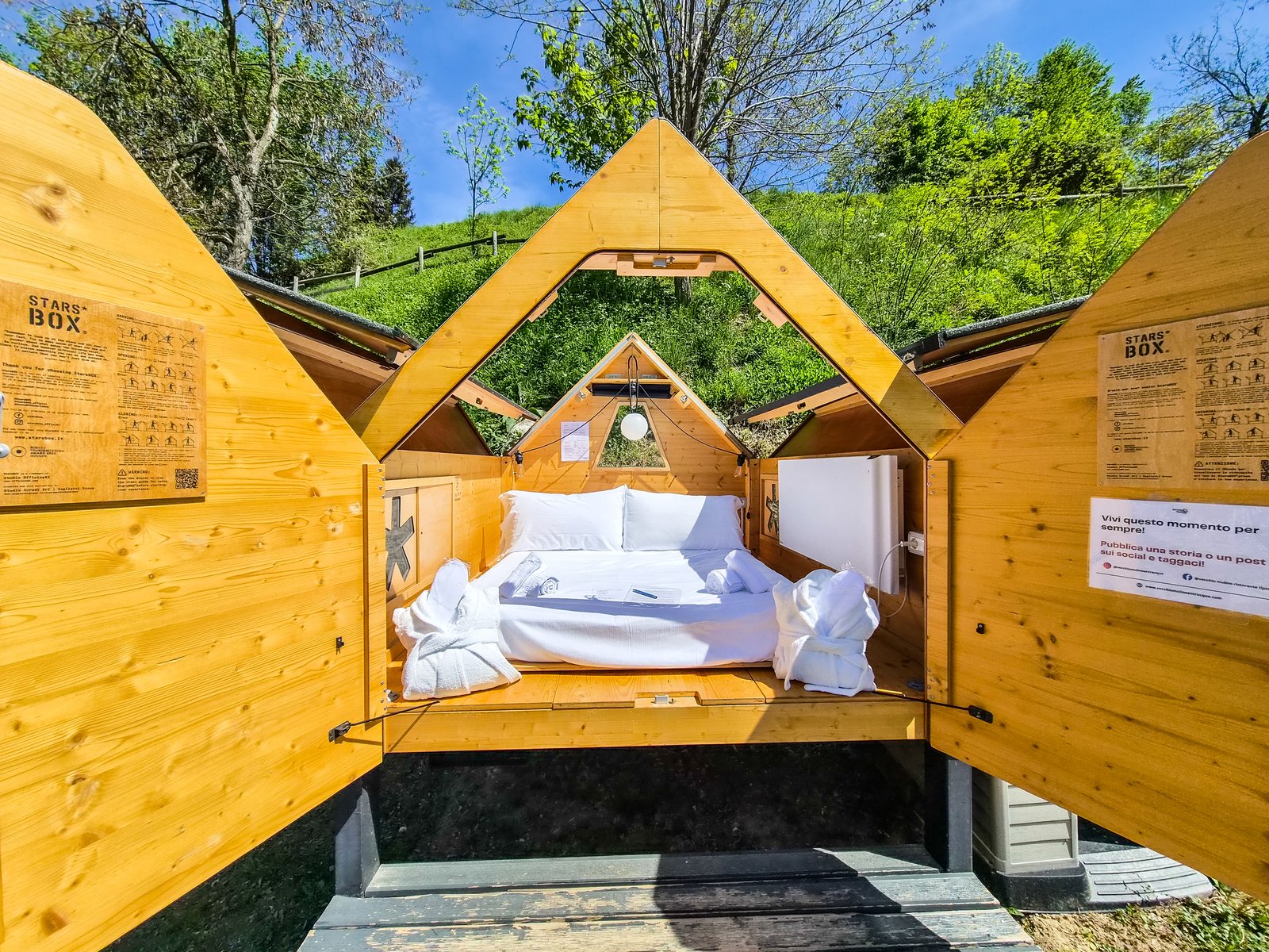 Interno con letto e biancheria fresca
